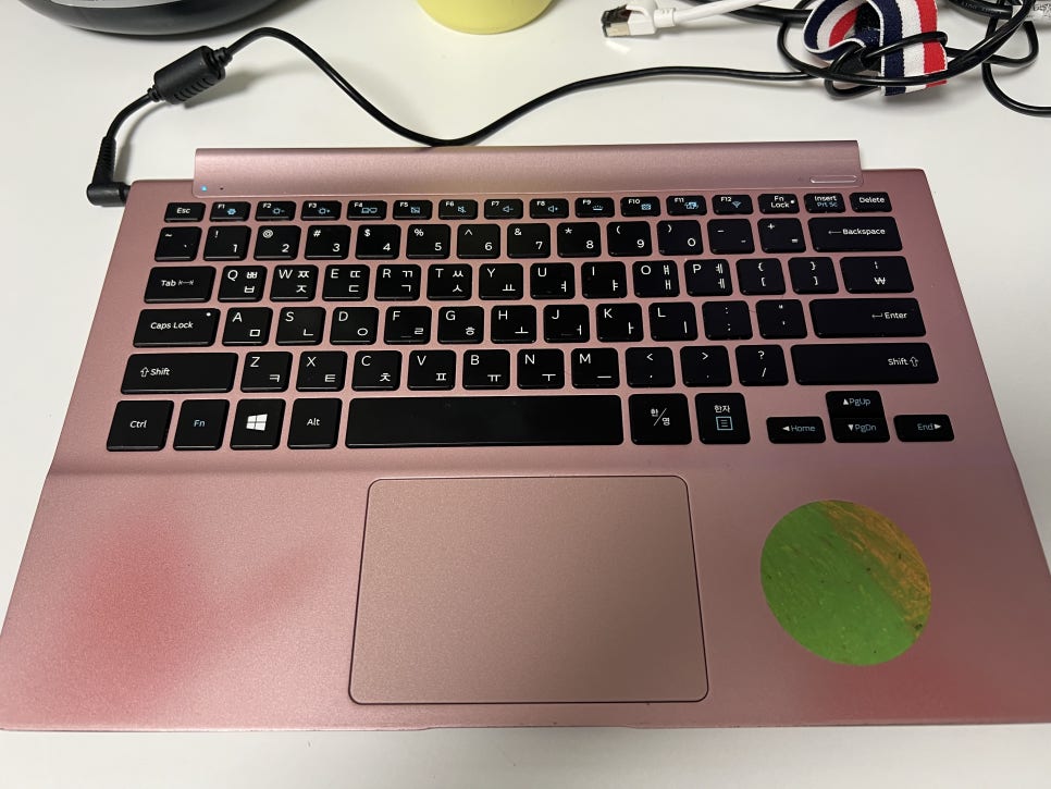 Old Samsung laptop with its screen removed